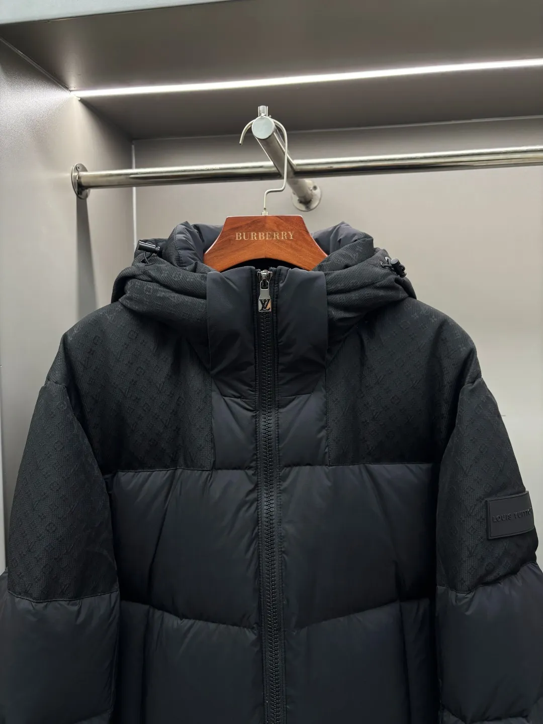 🅿️1500 counter version Louis Vuitton LV spliced ​​MONOGRAM new three-dimensional jacquard hooded down jacket (hooded removable/variable stand-up collar jacket) 95 white goose down filling, you can feel the fullness by yourself, super super light, super super fluffy, one piece is enough to easily survive the cold winter. It is not the velvet and heavy version on the market.  Louis Vuitton patchwork quilted down jacket: when luxury genes hit the "light warmth" in winter. On the border between low-key and flamboyant, LV's down jacket combines "luxury texture" and "hard needs in winter" into an exclusive style.   ✅Design: Splicing aesthetics, high-end recognition that cannot be hidden - the main body is made of classic black quilted fabric, superimposed with a partially embossed texture, and the matte texture reveals low-key luxury; the contrast stitching on the sleeves + side logo plate quietly reveal the LV brand genes, simple but with a "noble" recognition. - Hood + zipper double-open design, the brim fits the shoulder and neck lines, which is not only suitable for the neatness of urban commuting, but also can cope with the casualness of the cold outdoors. Relaxation and sophistication are at the same time at the same time.   ✅Warmth: Lightweight velvet, resistant to cold without weighing down the body - Filled with high-fill down, the full velvet locks in warmth without feeling heavy and dragging on the upper body - even if you wear layered sweaters, the silhouette can still be kept light and neat, saying goodbye to the bloated "wrapped into a ball" in winter. - The outer layer of windproof fabric + tightened cuffs prevent cold wind from blowing away, but the warmth does not dissipate. From urban office buildings to walking on the street, the temperature and style are always online.   ✅Adaptation: One-piece clothing, covering all season styles. Paired with the same series of camouflage velvet pants, it is an eye-catching look for high-street fashionistas; paired with black trousers and a turtleneck, it instantly becomes low-key and refined for light business; even with denim overalls, you can still wear it with "effortless elegance" - LV's luxury is not to pile up symbols, but to make a down jacket become the "emboldenment" of your winter style. Use luxurious details to reconstruct the "warmth and style" of winter. Ultra-light, ripstop quilted nylon is filled with fine down, while lightweight recycled nylon is patterned in a subtle Monogram jacquard pattern.  Product Details: • Standard fit • Paneled Monogram jacquard • Zip front • Filling: White goose down • Front pockets with magnetic snaps • Elastic cuffs • Adjustable hem • 100% nylon • Do not wash • Do not bleach • Do not tumble dry • Do not iron • Professional dry cleaning • Gentle dry cleaning • Use mesh bag to dry clean inside out Size: M-XXXL